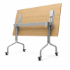 Mesa abatible metálica con ruedas fabricada en tubo redondo de 1-1/4 calibre 16 y superficie en MDF laminado para universidades e instituciones educativas.