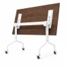 Mesa abatible metálica con ruedas fabricada en tubo redondo de 1-1/4 calibre 16 y superficie en MDF laminado para universidades e instituciones educativas.