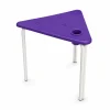 Mesa infantil triangular apilable de polipropileno con filtro UV y estructura metálica para jardines infantiles y colegios.