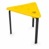 Mesa infantil triangular apilable de polipropileno con filtro UV y estructura metálica para jardines infantiles y colegios.
