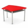 Mesa trapezoidal escolar con portalibros metálico, cubierta en polipropileno y estructura en acero con pintura electrostática, ideal para instituciones educativas.