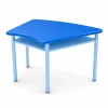 Mesa trapezoidal escolar con portalibros metálico, cubierta en polipropileno y estructura en acero con pintura electrostática, ideal para instituciones educativas.